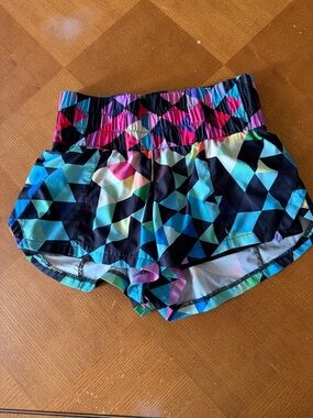 COLOR BLOCK

Woven Geo-Print Women’s Athletic Shorts - Multicolor